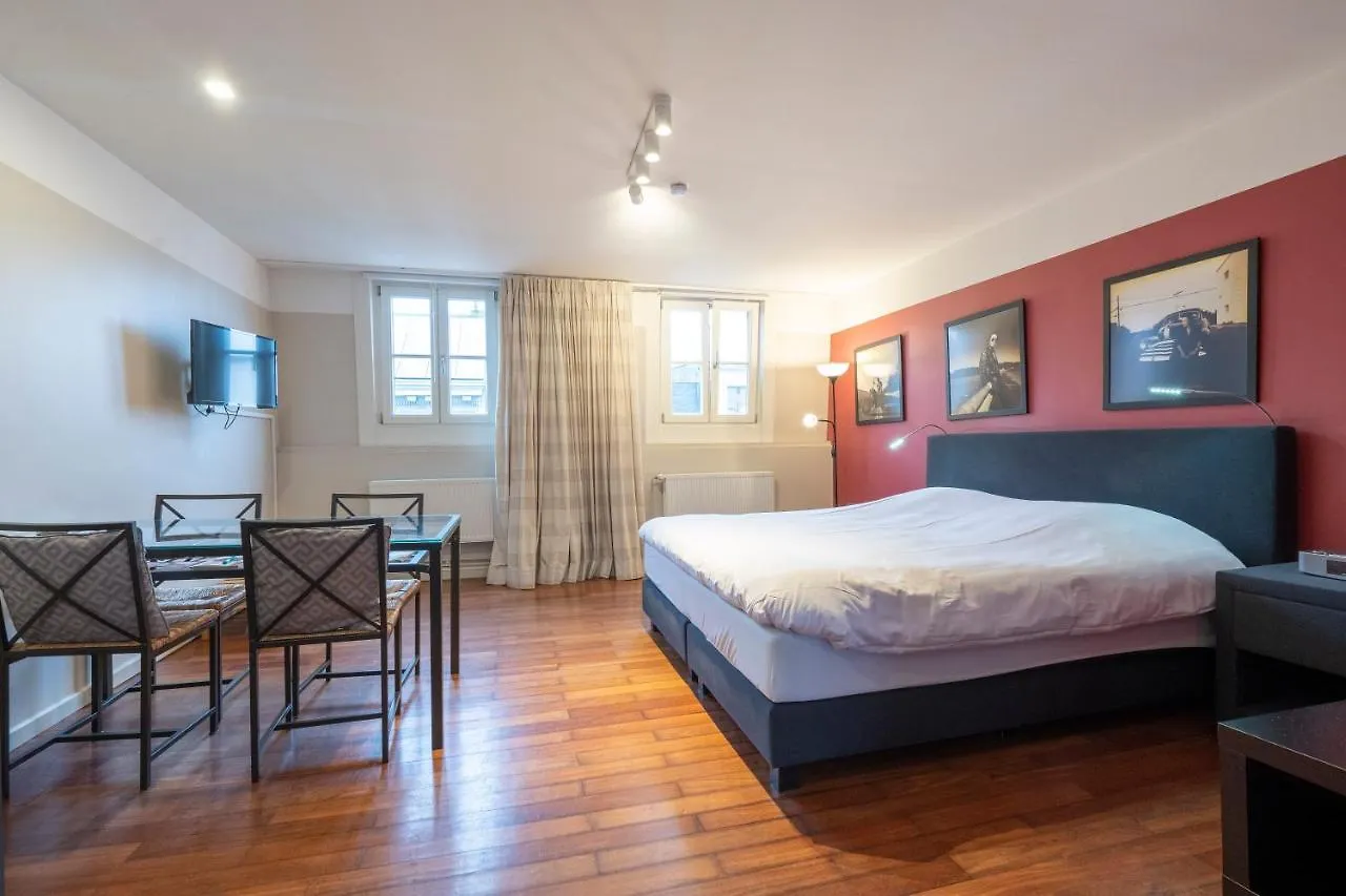 Because The Night City Lodge Antwerp Bed & Breakfast