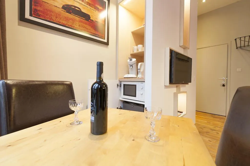 Because The Night City Lodge Antwerp Bed & Breakfast