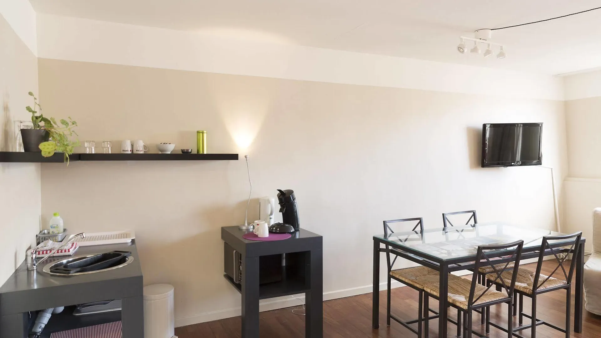 *** Bed & Breakfast Because The Night City Lodge Antwerp Belgium